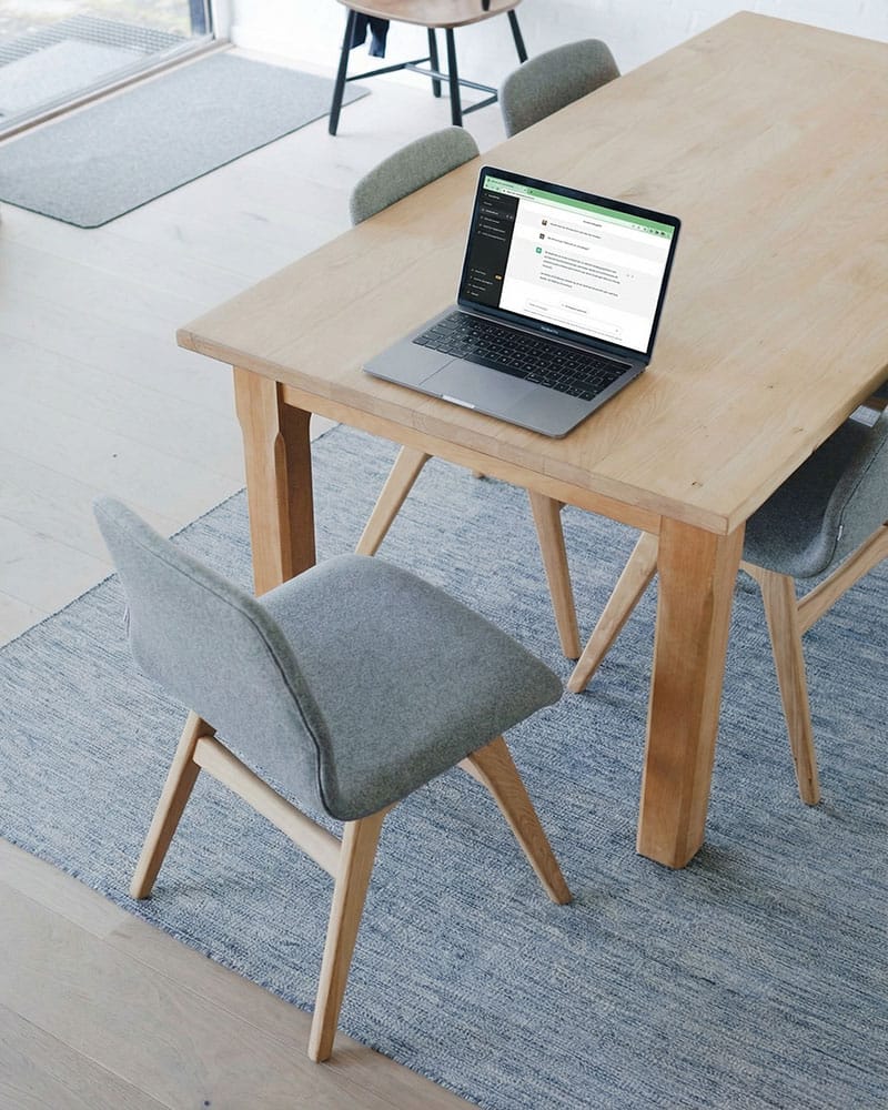 スマートなオフィスでの打ち合わせ